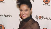 Penampilan seksi Salma Hayek yang bikin geger VH1 Music Awards pada November 2000. Getty Images/Chris Weeks