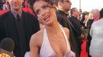 9 Penampilan Jadul Salma Hayek yang Awet Cantiknya