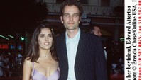 Kisah cintanya yang lumayan disorot media saat Salma Hayek bersama Edward Atterton pada 1997 lalu. Getty Images/Brenda Chase