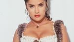 9 Penampilan Jadul Salma Hayek yang Awet Cantiknya