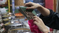 Indonesia sebagai salah satu eksportir utama biji kopi dunia, memiliki volume ekspor biji kopi terbesar kelima di dunia. Tren menikmati kopi memang tak pernah surut, di mana pun minuman stimulan mengandung kafein dinikmati banyak orang.