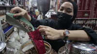 Pekerja tengah melakukan pengemasan kopi di Dunia Kopi, Pasar Santa, Jakarta, Rabu (1/9/2021).