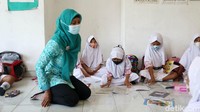 Siswa belajar di musala karena kondisi tiga ruang kelas yang ambrol.
