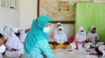 Sekolah Ambrol, Siswa SD di Kudus Tetap Semangat Belajar di Musala