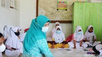 Siswa yang kelasnya rusak parah dialihkan di sejumlah ruang yang masih bagus. Yakni di musala dan di ruang serba guna.