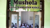 Meski kegiatan belajar mengajar di musala dan ruang serba guna antusias siswa sangat tinggi. 