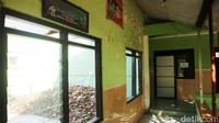Dua ruang kelas atapnya ambrol dan satu ruang kelas kondisinya memprihatinkan. 