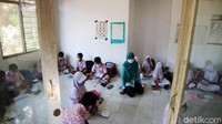 Pemandangan berbeda tampak saat siswa SDN 4 Prambatan Kidul Kecamatan Kaliwungu, Kabupaten Kudus, Jateng, mengikuti pembelajaran tatap muka (PTM) terbatas. 