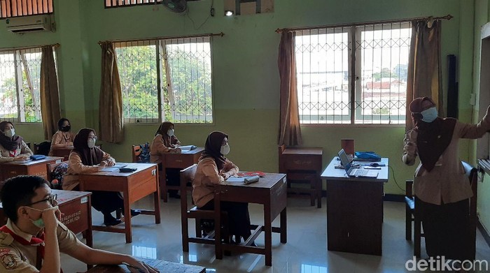 Sekolah tatap muka di SMKN 32 Jakarta