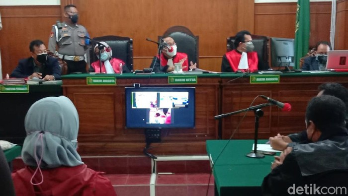 Erens (38), terdakwa kasus pembunuhan seorang member pusat kebugaran di Surabaya menjalani sidang dakwaan. Dalam sidang perdana ini, ia dijerat tiga dakwaan sekaligus oleh Jaksa Penuntut Umum (JPU).