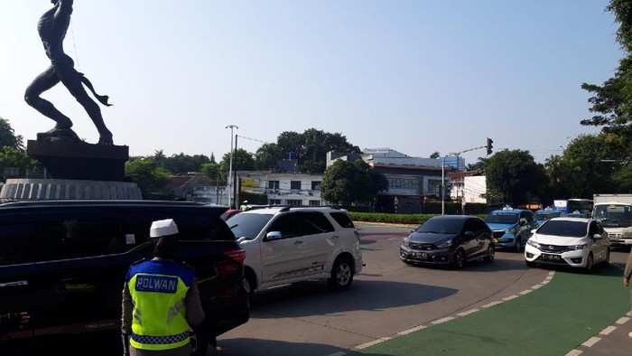 Situasi lalin di kawasan ganjil genap Sudirman saat diberlakukan tilang, Rabu (1/9/2021) pagi (Rakha Arlyanto/detikcom)