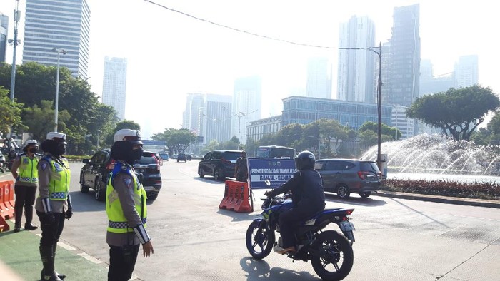 Situasi lalin di kawasan ganjil genap Sudirman saat diberlakukan tilang, Rabu (1/9/2021) pagi (Rakha Arlyanto/detikcom)