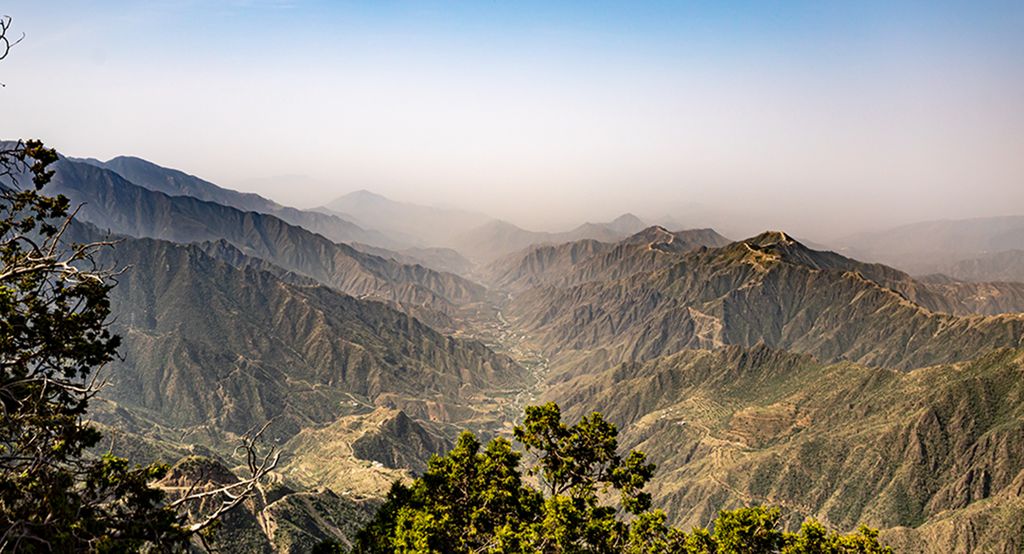 Di ketinggian 3.000 meter, bertengger di sisi gunung tertinggi Arab Saudi, Soudah yang tertutup juniper adalah ibu kota petualangan luar ruang tidak resmi di Arab Saudi. Bagian dari Taman Nasional Asir yang luas, dengan jaringan rute pendakiannya, ini adalah area dengan udara pegunungan yang sejuk, alam liar, dan lembah yang diselimuti kabut. Sementara hiking dan perjalanan berkemah berpemandu adalah kegiatan klasik, ini juga merupakan area budaya suku kuno - terutama di desa bersejarah Rijal Almaa di sebelah barat Soudah.