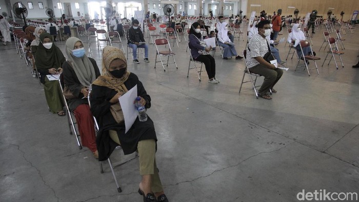 Salah satu sentra vaksinasi COVID-19 di Yogyakarta digelar selama tuhuh hari berturut-turut di Gedung Jogja Expo Center. Vaksin yang diberikan yakni Sinovac.