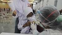 Sejumlah pelajar terlihat antusias mengikuti jalannya vaksinasi.