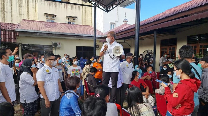 Suasana warga yang hendak mendapat vaksinasi Corona di Medan (Ahmad Arfah-detikcom)