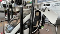Taksi terbang EHang 216 dirancang menempuh jarak penerbangan 35 km dengan muatan maksimum hanya dalam 21 menit. Drone ini mampu mencapai ketinggian hingga 3.000 m, dengan spesifikasi tinggi 1,77 m dan lebar 5,61 m. EHang 216 diklaim ideal untuk transportasi modern bagi masyarakat perkotaan.  