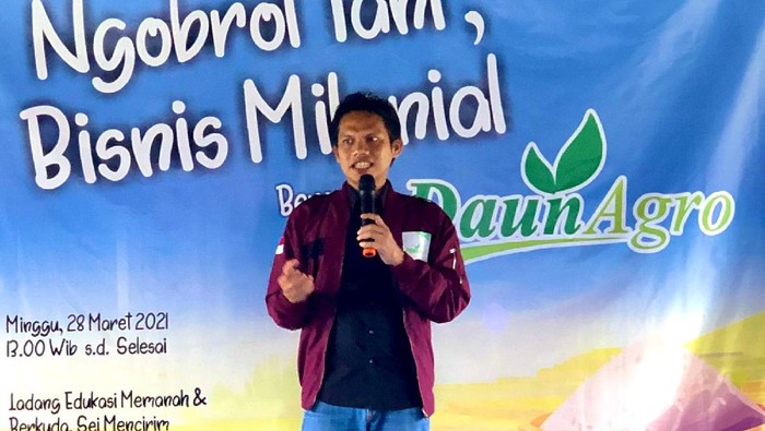 Area persawahan di Kabupaten Bandung tampak diselimuti kabut pada pagi hari. Meski begitu, kabut tak halangi para petani untuk tetap bekerja di sawah.