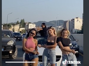 Demi Konten, 3 Wanita Seksi Joget-joget di Tengah Jalan Sampai Bikin Macet