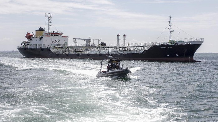 Personel TNI AL berjaga-jaga di atas kapal tanker MT Zodiac Star berbendera Panama yang di tangkap di perairan Batam, Kepulauan Riau, Rabu (1/9/2021).TNI AL menangkap kapal tanker MT Zodiac Star berbendera Panama yang memuat minyak hitam sebanyak 4600 Ton diduga Limbah  tanpa dilengkapi dokumen yang sah di perairan Pulau Tolop, Kepulauan Riau.ANTARA FOTO/Teguh Prihatna/hp.