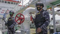 Sejumlah personel TNI AL tampil dengan persenjataan lengkap saat meringkus kapal tanker tersebut.