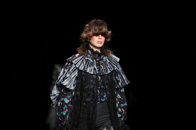 Inilah koleksi busana unik dari brand  pays des fees di Tokyo Fashion Week 2022. Foto: Dok. Takashi Aoyama/Getty Images