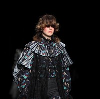 Inilah koleksi busana unik dari brand  pays des fees di Tokyo Fashion Week 2022. Foto: Dok. Takashi Aoyama/Getty Images