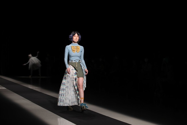Inilah koleksi busana unik dari brand  pays des fees di Tokyo Fashion Week 2022. Foto: Dok. Takashi Aoyama/Getty Images