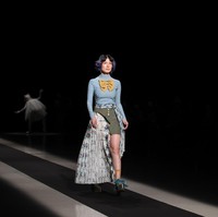 Inilah koleksi busana unik dari brand  pays des fees di Tokyo Fashion Week 2022. Foto: Dok. Takashi Aoyama/Getty Images