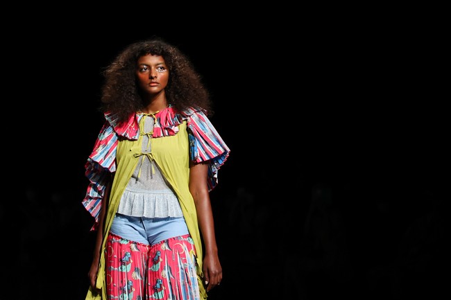 Inilah koleksi busana unik dari brand  pays des fees di Tokyo Fashion Week 2022. Foto: Dok. Takashi Aoyama/Getty Images