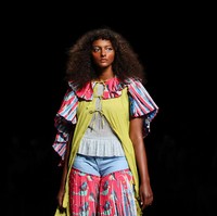 Inilah koleksi busana unik dari brand  pays des fees di Tokyo Fashion Week 2022. Foto: Dok. Takashi Aoyama/Getty Images