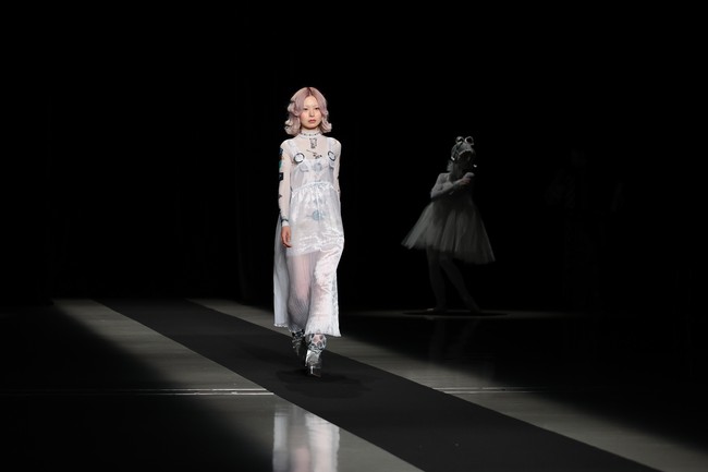 Inilah koleksi busana unik dari brand  pays des fees di Tokyo Fashion Week 2022. Foto: Dok. Takashi Aoyama/Getty Images