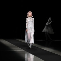 Inilah koleksi busana unik dari brand  pays des fees di Tokyo Fashion Week 2022. Foto: Dok. Takashi Aoyama/Getty Images