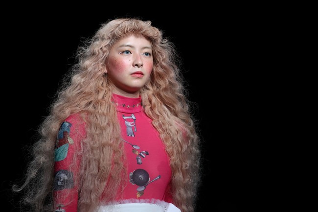 Inilah koleksi busana unik dari brand  pays des fees di Tokyo Fashion Week 2022. Foto: Dok. Takashi Aoyama/Getty Images