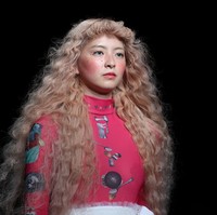 Inilah koleksi busana unik dari brand  pays des fees di Tokyo Fashion Week 2022. Foto: Dok. Takashi Aoyama/Getty Images