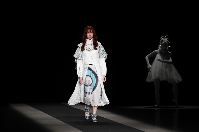 Inilah koleksi busana unik dari brand  pays des fees di Tokyo Fashion Week 2022. Foto: Dok. Takashi Aoyama/Getty Images