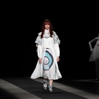 Inilah koleksi busana unik dari brand  pays des fees di Tokyo Fashion Week 2022. Foto: Dok. Takashi Aoyama/Getty Images