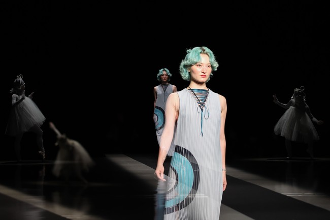 Inilah koleksi busana unik dari brand  pays des fees di Tokyo Fashion Week 2022. Foto: Dok. Takashi Aoyama/Getty Images