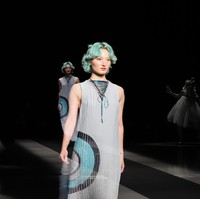 Inilah koleksi busana unik dari brand  pays des fees di Tokyo Fashion Week 2022. Foto: Dok. Takashi Aoyama/Getty Images