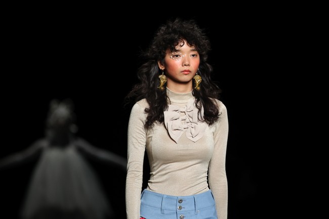 Inilah koleksi busana unik dari brand  pays des fees di Tokyo Fashion Week 2022. Foto: Dok. Takashi Aoyama/Getty Images