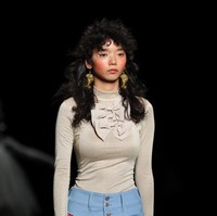 Inilah koleksi busana unik dari brand  pays des fees di Tokyo Fashion Week 2022. Foto: Dok. Takashi Aoyama/Getty Images