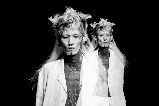 Inilah koleksi busana unik dari brand  pays des fees di Tokyo Fashion Week 2022. Foto: Dok. Takashi Aoyama/Getty Images