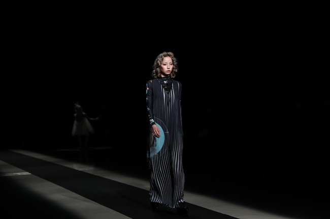 Inilah koleksi busana unik dari brand  pays des fees di Tokyo Fashion Week 2022. Foto: Dok. Takashi Aoyama/Getty Images