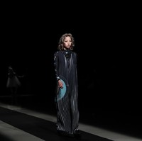 Inilah koleksi busana unik dari brand  pays des fees di Tokyo Fashion Week 2022. Foto: Dok. Takashi Aoyama/Getty Images