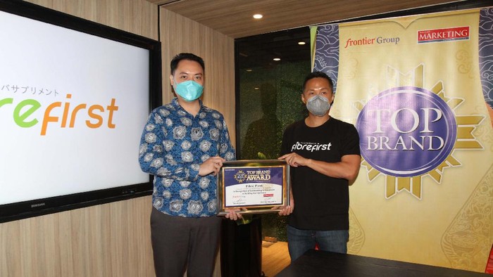Top Brand Award Untuk Fibrefirst: CEO PT. Kobe Nutri Farma (Fibrefirst) Benny Winata (kanan) bersama COO Majalah Marketing Hartono Yarmantho saat acara penghargaan di Jakarta, Selasa (31/8). Fibrefirst sukses melampaui 3 parameter pengukuran TOp Brand yaitu aspek top of mind, last used, dan future intention dan mendapat penghargaan Top Brand Award untuk kategori healthy diet suplemen dengan TBI 47,2%. KONTAN/BAihaki/31/8/2021