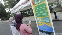 Sebelum masuk ke dalam lintasan, warga wajib melakukan scan barcode guna mengisi kehadiran melalui aplikasi mass tracing. Bila melebihi kapasitas yakni 150 orang, warga yang hendak masuk diharapkan menunggu dulu.
