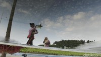 etugas hanya memperbolehkan warga yang mengenakan busana olahraga, sementara untuk warga yang bertujuan rekreasi tidak diperkenankan masuk.