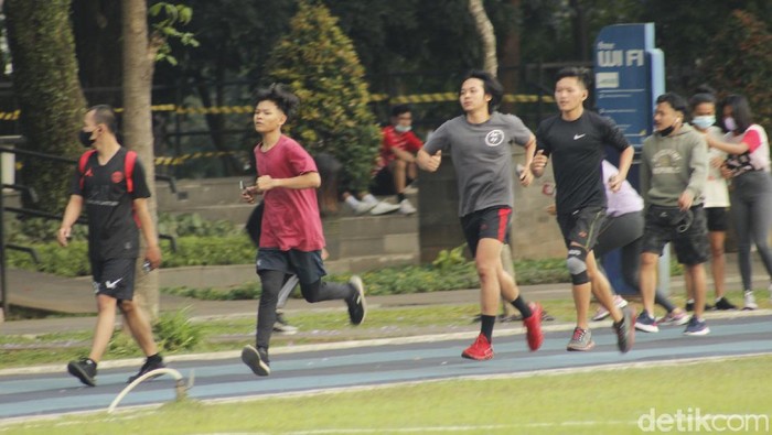 Sarana olahraga Lapangan Gasibu langsung diserbu warga Bandung usai dibuka kembali.