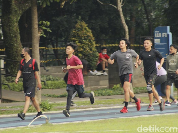 Sarana olahraga Lapangan Gasibu langsung diserbu warga Bandung usai dibuka kembali.