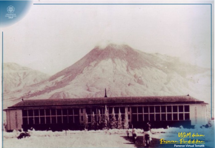Potret kampus UGM dengan latar belakang Gunung Merapi